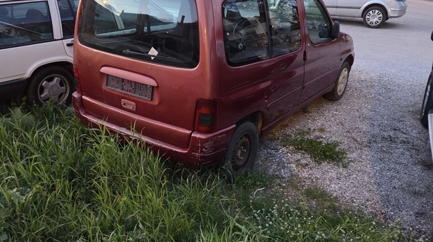 UL. RIMSKE CENTURIJACIJE NAPUŠTENO VOZILO