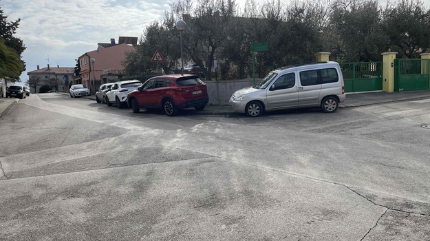 CERNECCINA UL. NEPROPISNO PARKIRANJE