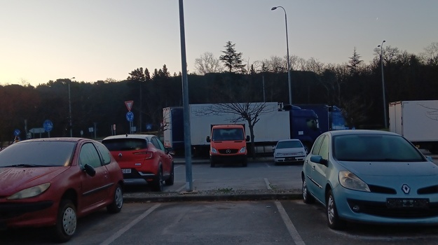 ŠIJANSKA CESTA NAPUŠTENA VOZILA