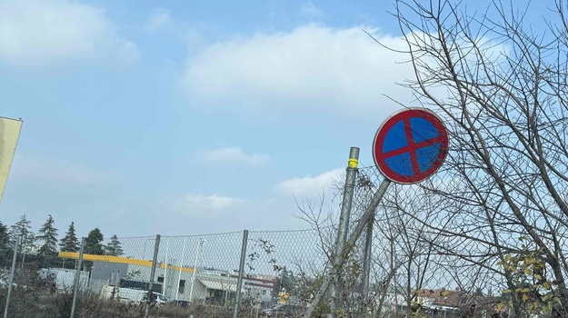 DIVKOVIĆEVA UL. OŠTEĆENJE VERTIKALNE SIGNALIZACIJE