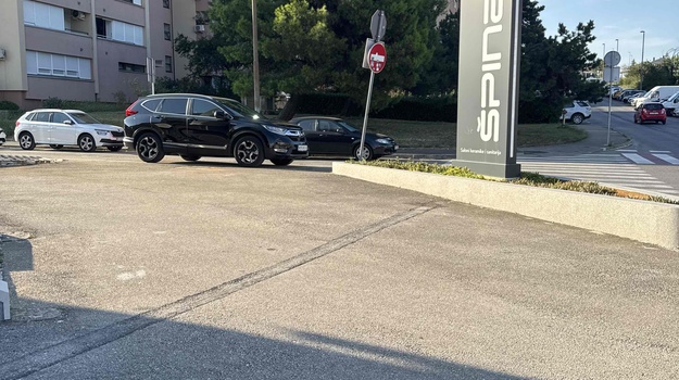 DIVKOVIĆEVA UL. NEPROPISNO PARKIRANJE