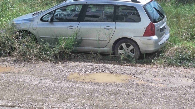 JAPODSKA UL./UL. BOŽE GUMPCA NEPROPISNO PARKIRANJE/NAPUŠTENO VOZILO