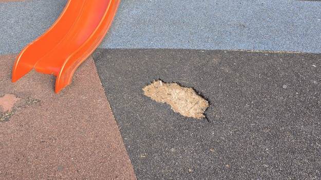 TITOV PARK SANIRANJE PODLOGE DJ. IGRALIŠTA