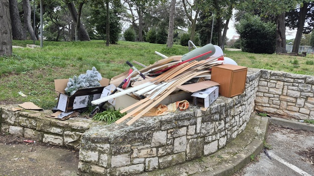 BOŠKOVIĆEV USPON ILEGALNI/GLOMAZNI OTPAD