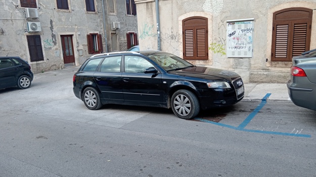 TESLINA UL. NEPROPISNO PARKIRANJE