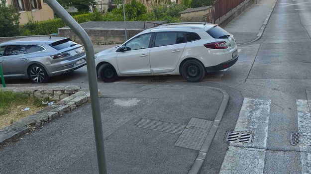 UL. RIMSKE CENTURIJACIJE NEPROPISNO PARKIRANJE