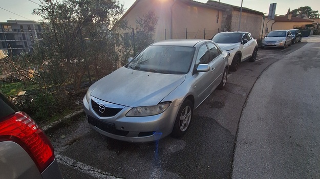 UL. PROŠTINSKE BUNE NAPUŠTENO VOZILO